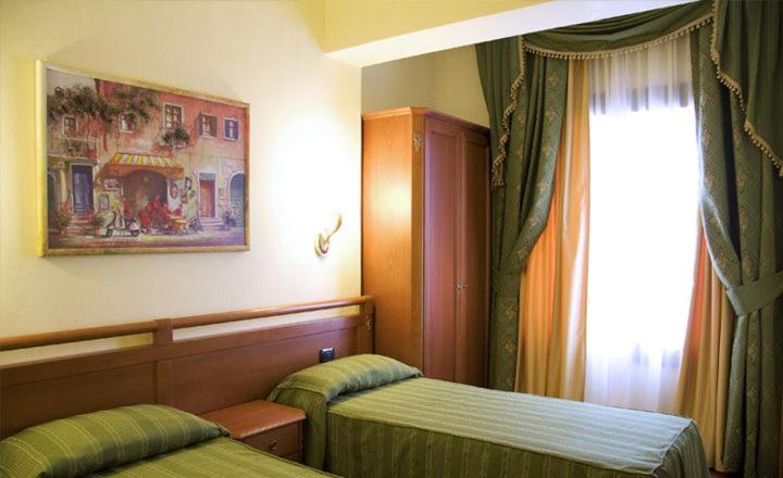 רומא Hotel Bright מראה חיצוני תמונה